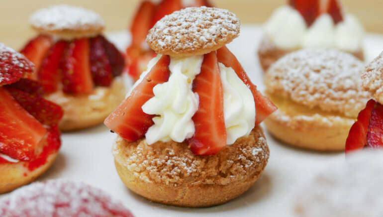 Mini Choux Croustillants, crème pâtissière vanille, confit de nèfles, chantilly à la fleur d’oranger et fraises fraîches